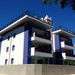 Sunny Terrace And Modern Comforts By The Pool Appartement