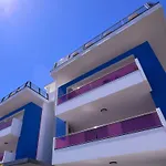 Sunny Terrace And Modern Comforts By The Pool Appartement