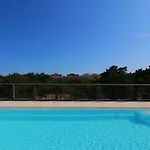 Appartement Sunny Terrace And Modern Comforts By The Pool