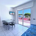Sunny Terrace And Modern Comforts By The Pool Appartement