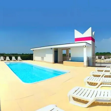 Sunny Terrace And Modern Comforts By The Pool *