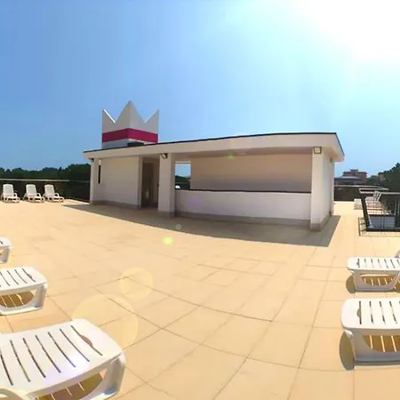 Sunny Terrace And Modern Comforts By The Pool شقة بيبيوني