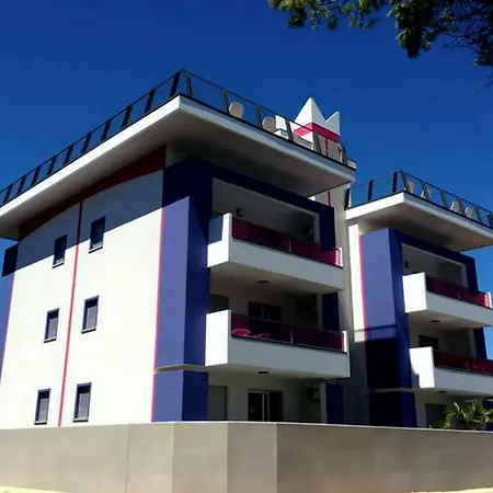 Sunny Terrace And Modern Comforts By The Pool شقة