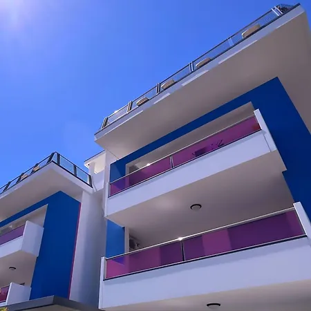 Sunny Terrace And Modern Comforts By The Pool شقة