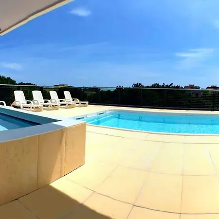 Sunny Terrace And Modern Comforts By The Pool * بيبيوني