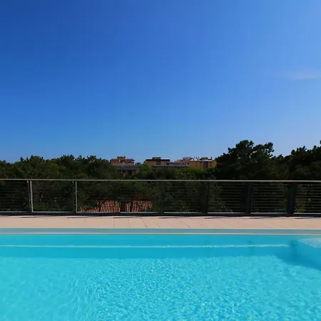 شقة Sunny Terrace And Modern Comforts By The Pool