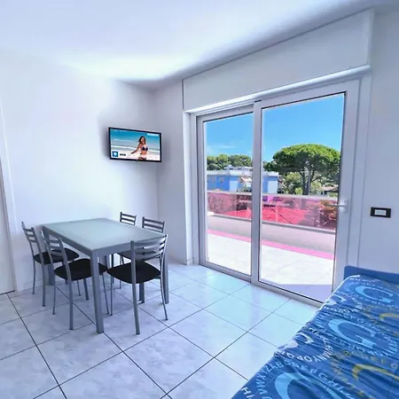 Sunny Terrace And Modern Comforts By The Pool شقة