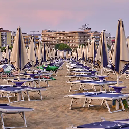 شقة Sunny Terrace And Modern Comforts By The Pool