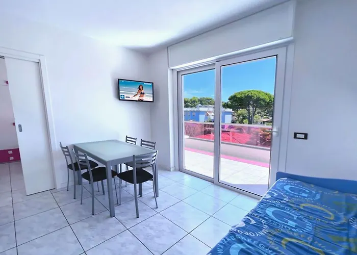 Sunny Terrace And Modern Comforts By The Pool Διαμέρισμα