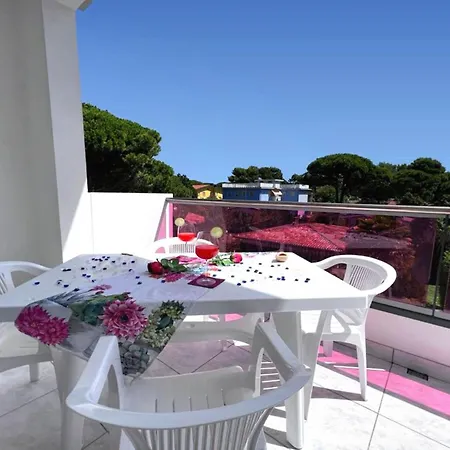 Sunny Terrace And Modern Comforts By The Pool Appartamento