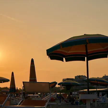 Sunny Terrace And Modern Comforts By The Pool Appartamento Bibione
