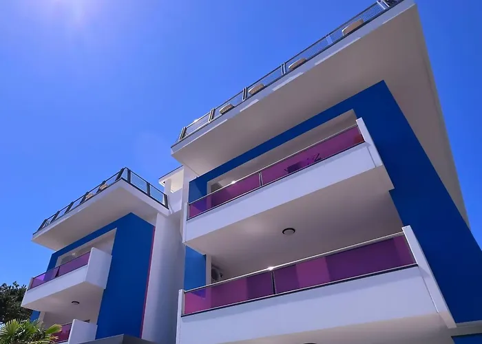 Apartment Sunny Terrace And Modern Comforts By The Pool